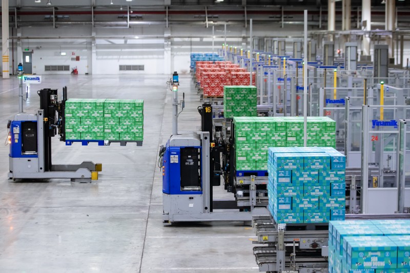 Các robot LGV giúp giảm 62% lượng khí thải CO₂ so với xe nâng chạy nhiên liệu hóa thạch (Ảnh: Nam Anh). Các robot LGV giúp giảm 62% lượng khí thải CO₂ so với xe nâng chạy nhiên liệu hóa thạch (Ảnh: Nam Anh).
