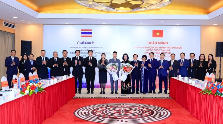 Các đại biểu dự buổi làm việc chụp ảnh lưu niệm. Các đại biểu dự buổi làm việc chụp ảnh lưu niệm.