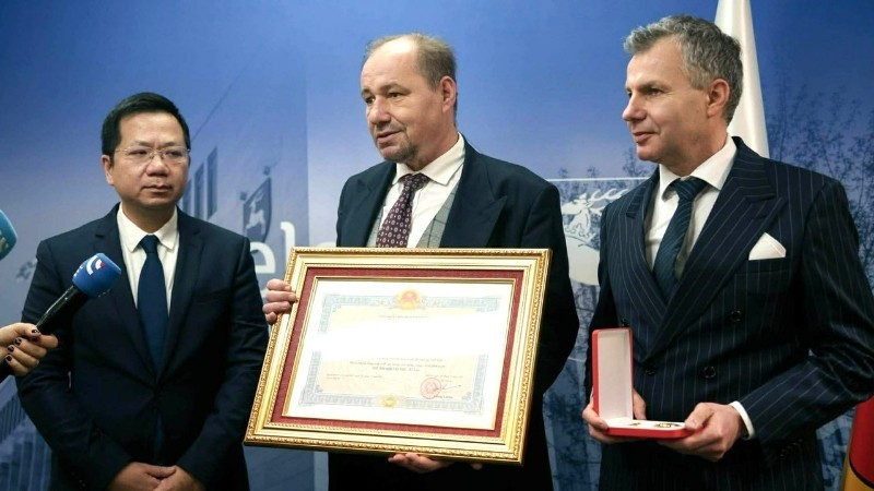 Giáo sư Bartłomiej Kwiatkowski - con trai cố kiến trúc sư Kazimierz Kwiatkowski xúc động chia sẻ tại buổi lễ. (Ảnh: Đại sứ quán Việt Nam tại Ba Lan)