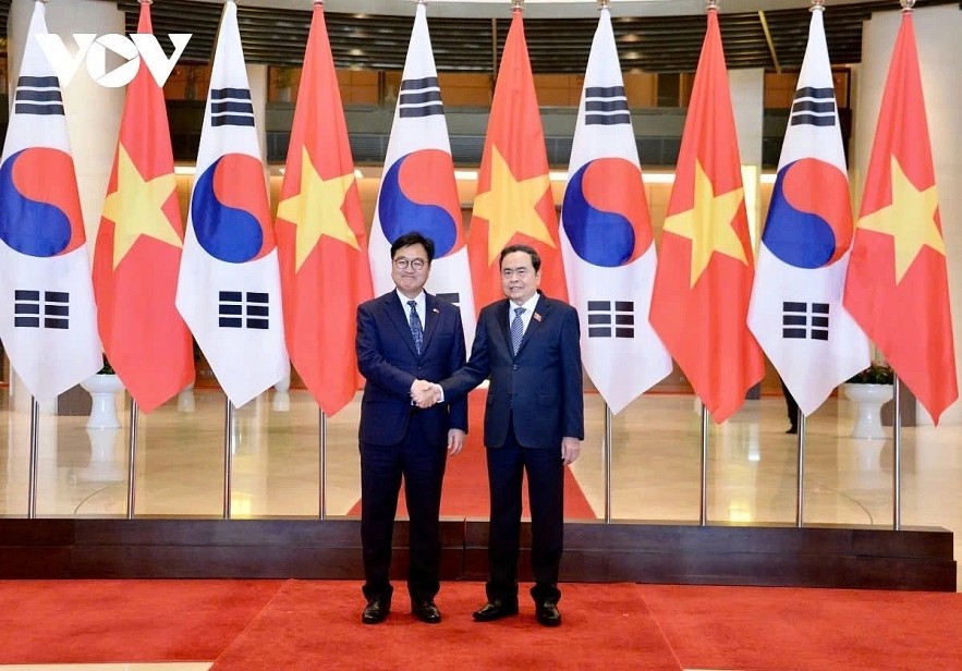 National Assembly Chairman Tran Thanh Man (R) of Vietnam welcomes National Assembly Speaker Woo Won-shik of the Republic of Korea (RoK) on an official visit to Vietnam. National Assembly Chairman Tran Thanh Man (R) of Vietnam welcomes National Assembly Speaker Woo Won-shik of the Republic of Korea (RoK) on an official visit to Vietnam.