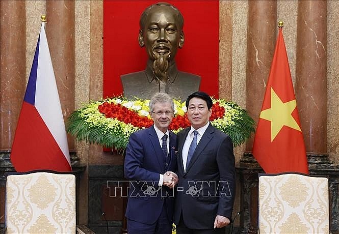 Vietnamese State President Luong Cuong (right) and Czech Republic's Senate President Milos Vystrcil (Photo: VNA) Vietnamese State President Luong Cuong (right) and Czech Republic's Senate President Milos Vystrcil (Photo: VNA)