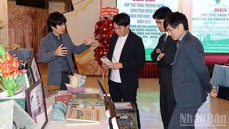 Delegates from Kobe City learn about recycled products made from industrial waste by enterprises in Dong Nai Province. Delegates from Kobe City learn about recycled products made from industrial waste by enterprises in Dong Nai Province.