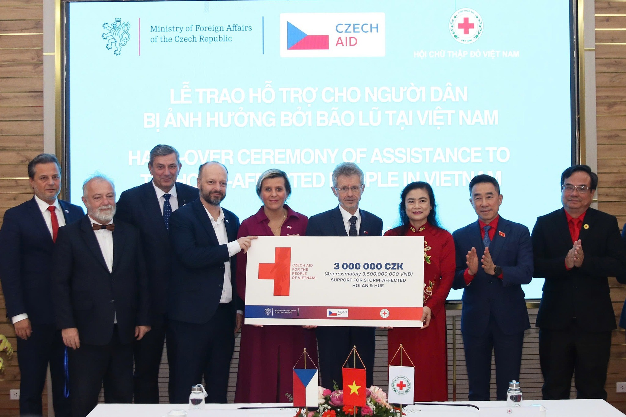 Ngày 20/11 tại Hà Nội, Chủ tịch Thượng viện Quốc hội Cộng hòa Séc Milos Vystrcil trao hỗ trợ tượng trưng 3,5 tỷ đồng cho Trung ương Hội Chữ thập đỏ Việt Nam nhằm hỗ trợ người dân miền Trung Việt Nam khắc phục hậu quả bão lũ năm 2025. (Ảnh: Hội Chữ thập đỏ Việt Nam)