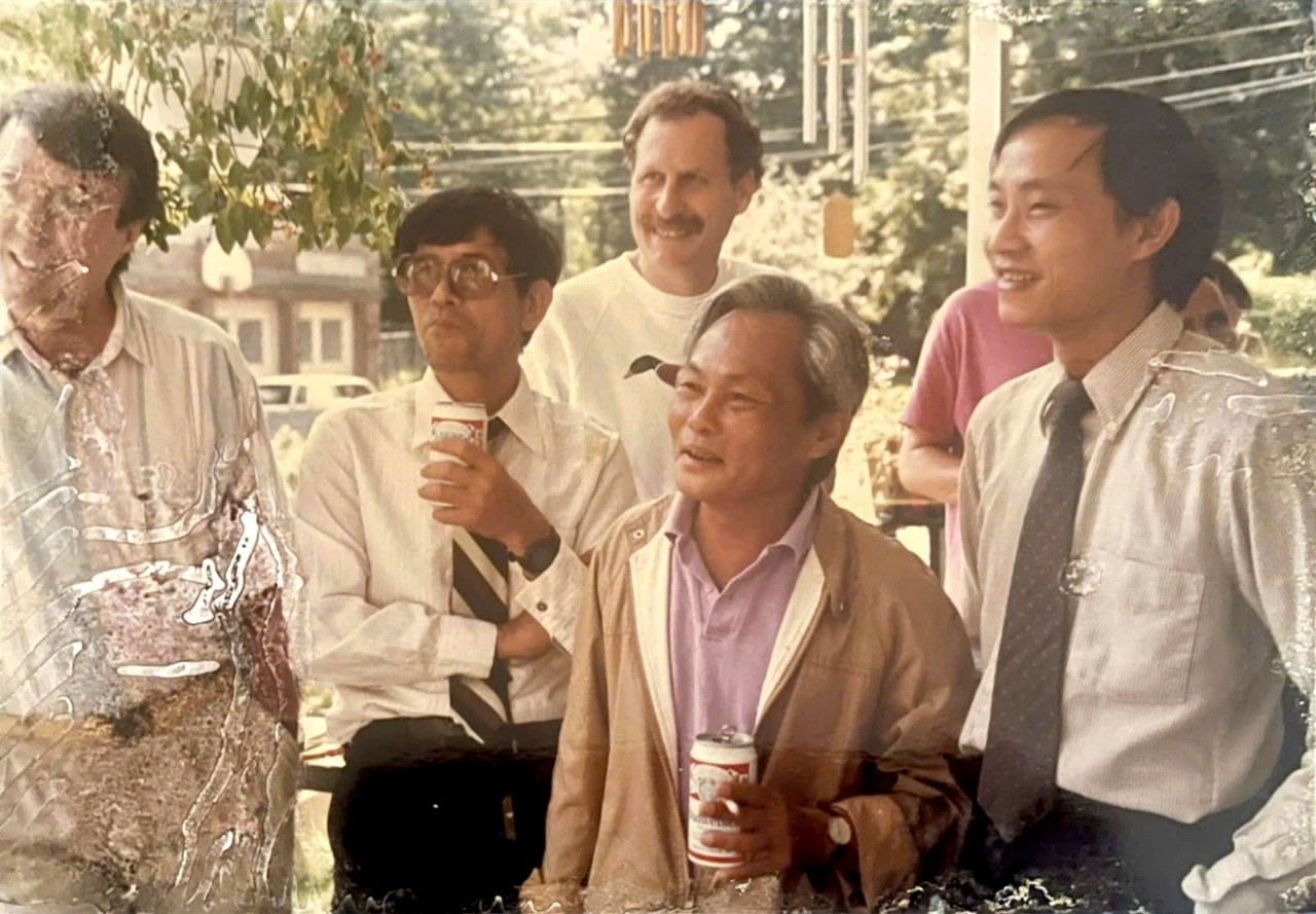 Front row, from right: Ha Huy Thong, writer Nguyen Quang Sang, writer Le Luu at the home of American poet and veteran Kevin Bowen, August 3, 1989. (Photo provided by Ha Huy Thong) Front row, from right: Ha Huy Thong, writer Nguyen Quang Sang, writer Le Luu at the home of American poet and veteran Kevin Bowen, August 3, 1989. (Photo provided by Ha Huy Thong)