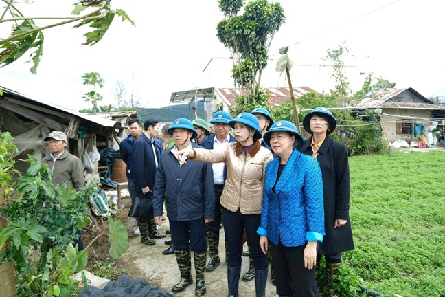Chủ tịch Ủy ban Trung ương MTTQ Việt Nam Bùi Thị Minh Hoài thăm, động viên người dân vùng lũ Ka Đô Chủ tịch Ủy ban Trung ương MTTQ Việt Nam Bùi Thị Minh Hoài thăm, động viên người dân vùng lũ Ka Đô
