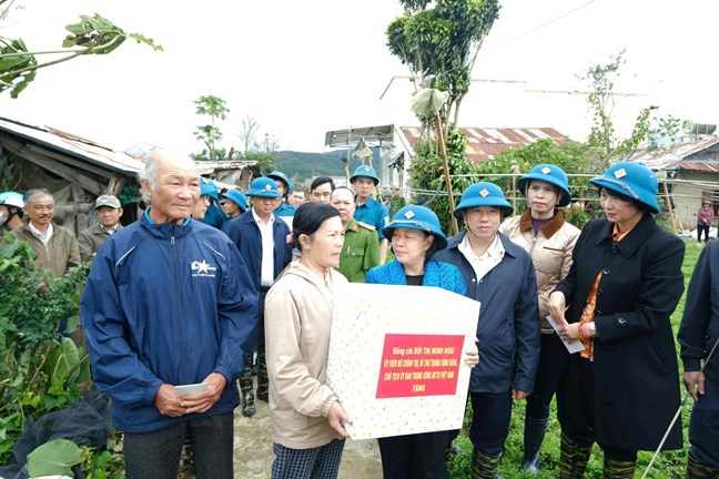 Chủ tịch Ủy ban Trung ương MTTQ Việt Nam Bùi Thị Minh Hoài thăm, động viên người dân vùng lũ Ka Đô Chủ tịch Ủy ban Trung ương MTTQ Việt Nam Bùi Thị Minh Hoài thăm, động viên người dân vùng lũ Ka Đô