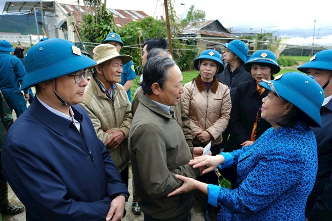 Chủ tịch Ủy ban Trung ương MTTQ Việt Nam Bùi Thị Minh Hoài thăm, động viên người dân vùng lũ Ka Đô Chủ tịch Ủy ban Trung ương MTTQ Việt Nam Bùi Thị Minh Hoài thăm, động viên người dân vùng lũ Ka Đô