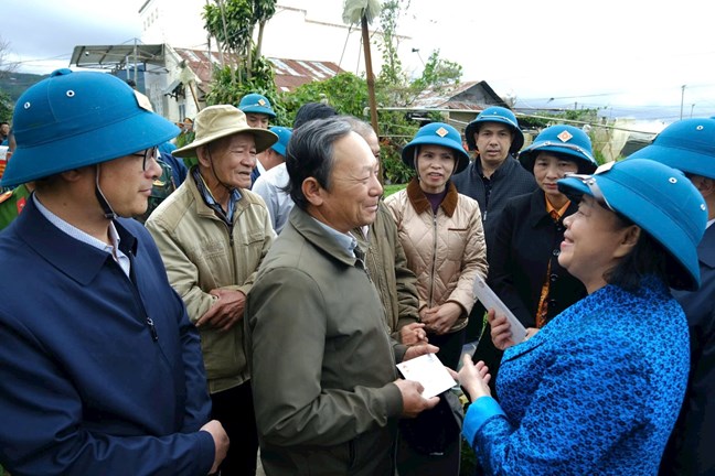 Chủ tịch Ủy ban Trung ương MTTQ Việt Nam Bùi Thị Minh Hoài thăm, động viên người dân vùng lũ Ka Đô Chủ tịch Ủy ban Trung ương MTTQ Việt Nam Bùi Thị Minh Hoài thăm, động viên người dân vùng lũ Ka Đô