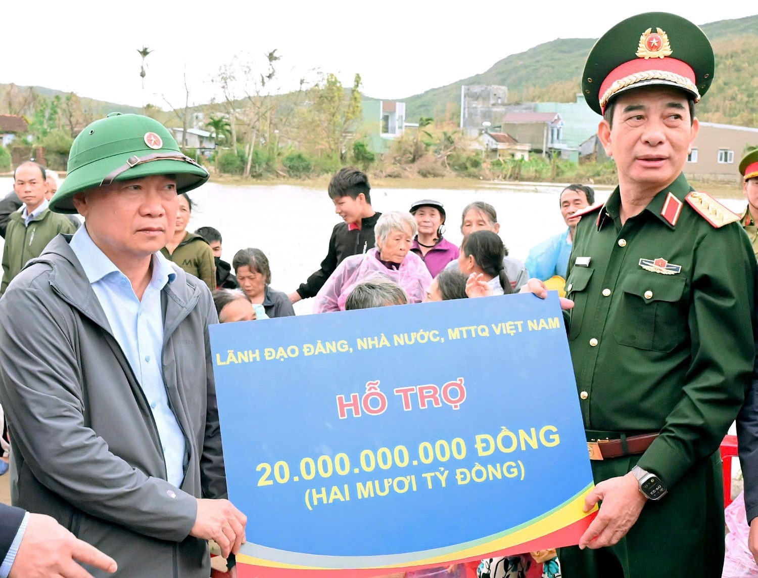 Ngày 22/11, Đại tướng Phan Văn Giang trao số tiền 20 tỷ đồng từ nguồn vận động của Ban Vận động cứu trợ Trung ương tới nhân dân tỉnh Gia Lai. (Ảnh: Mặt trận Tổ quốc Việt Nam) Ngày 22/11, Đại tướng Phan Văn Giang trao số tiền 20 tỷ đồng từ nguồn vận động của Ban Vận động cứu trợ Trung ương tới nhân dân tỉnh Gia Lai. (Ảnh: Mặt trận Tổ quốc Việt Nam)