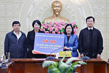 Chủ tịch Bùi Thị Minh Hoài trao số tiền 20 tỷ đồng từ nguồn vận động của Ban Vận động cứu trợ Trung ương hỗ trợ tỉnh Lâm Đồng khắc phục hậu quả mưa lũ