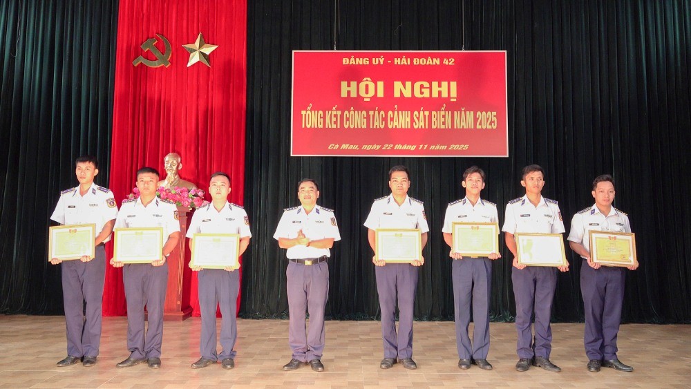 Cảnh sát biển Vùng 4 siết chặt chống khai thác IUU, nâng cao ý thức ngư dân Cảnh sát biển Vùng 4 chống khai thác IUU, nâng cao ý thức ngư dân