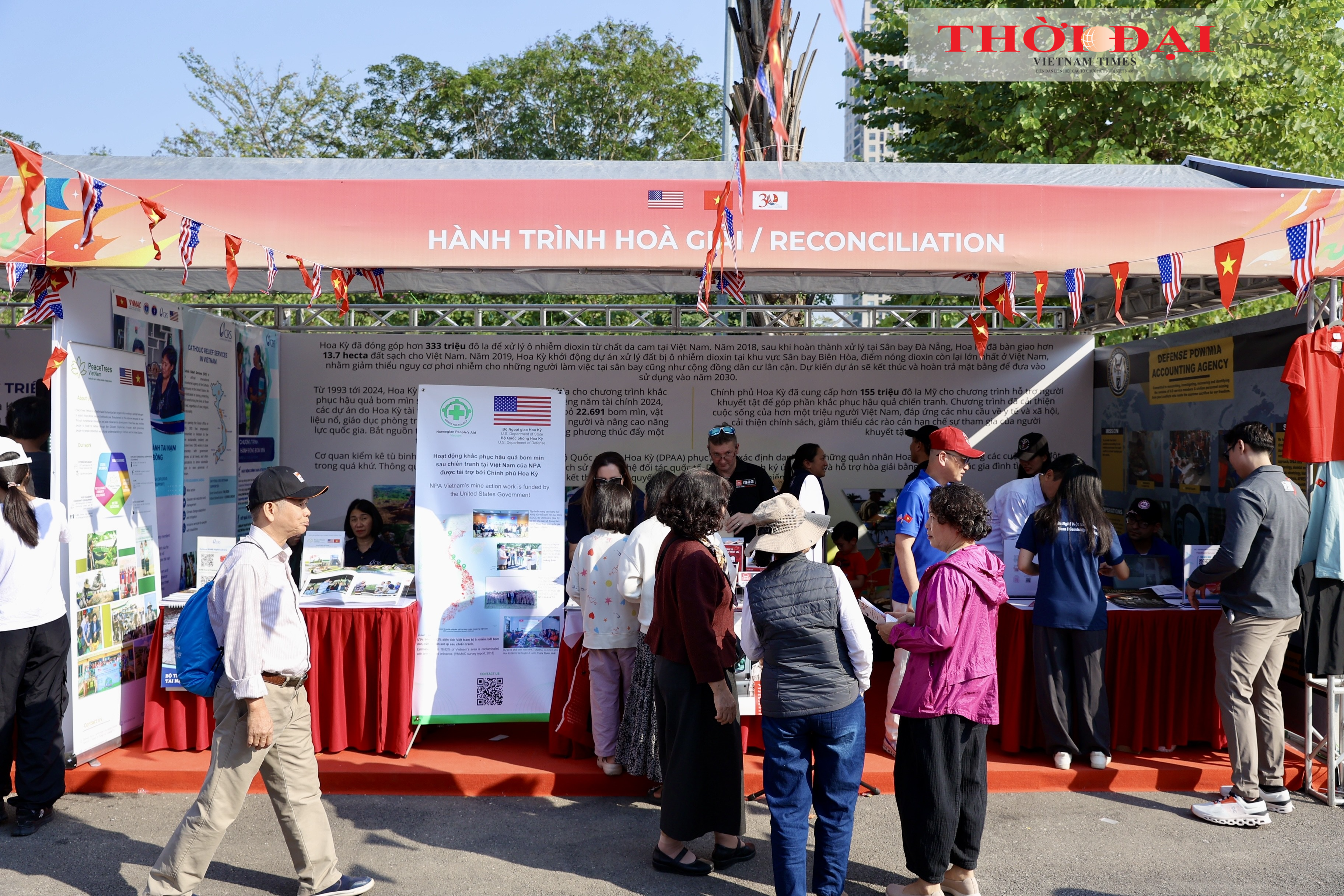 [Ảnh] Sắc màu hữu nghị Việt Nam - Hoa Kỳ giữa lòng Hà Nội
