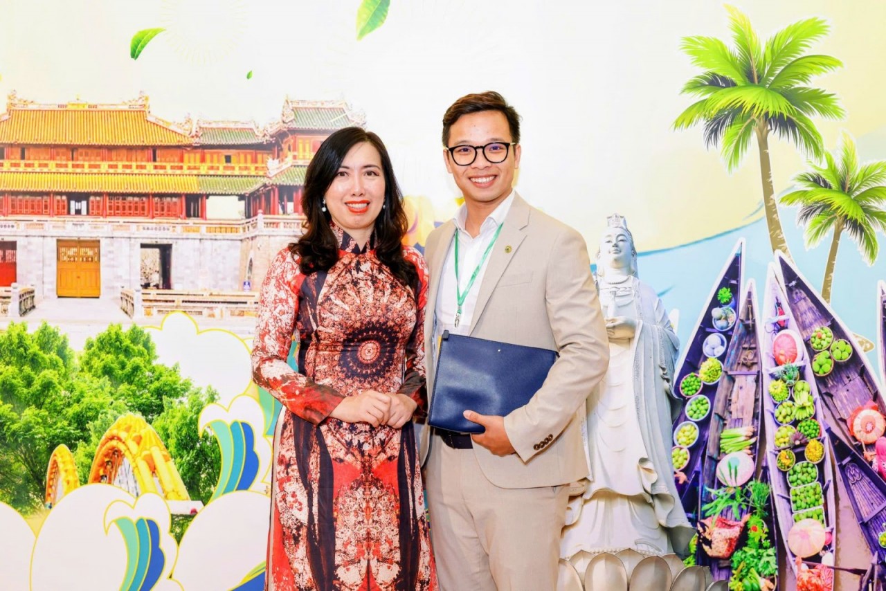 Assoc. Prof. Dr. Tran Le Hung takes a commemorative photo with Vice Minister of Foreign Affairs Le Thi Thu Hang. (Photo: scov.gov.vn) Assoc. Prof. Dr. Tran Le Hung takes a commemorative photo with Vice Minister of Foreign Affairs Le Thi Thu Hang. (Photo: scov.gov.vn)