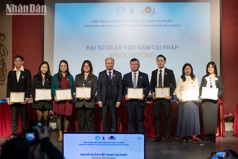Đại sứ Đinh Toàn Thắng đã trao bằng khen cho các cá nhân tiêu biểu của Hội vì những đóng góp nổi bật trong nhiệm kỳ 2022-2025. Đại sứ Đinh Toàn Thắng đã trao bằng khen cho các cá nhân tiêu biểu của Hội vì những đóng góp nổi bật trong nhiệm kỳ 2022-2025.