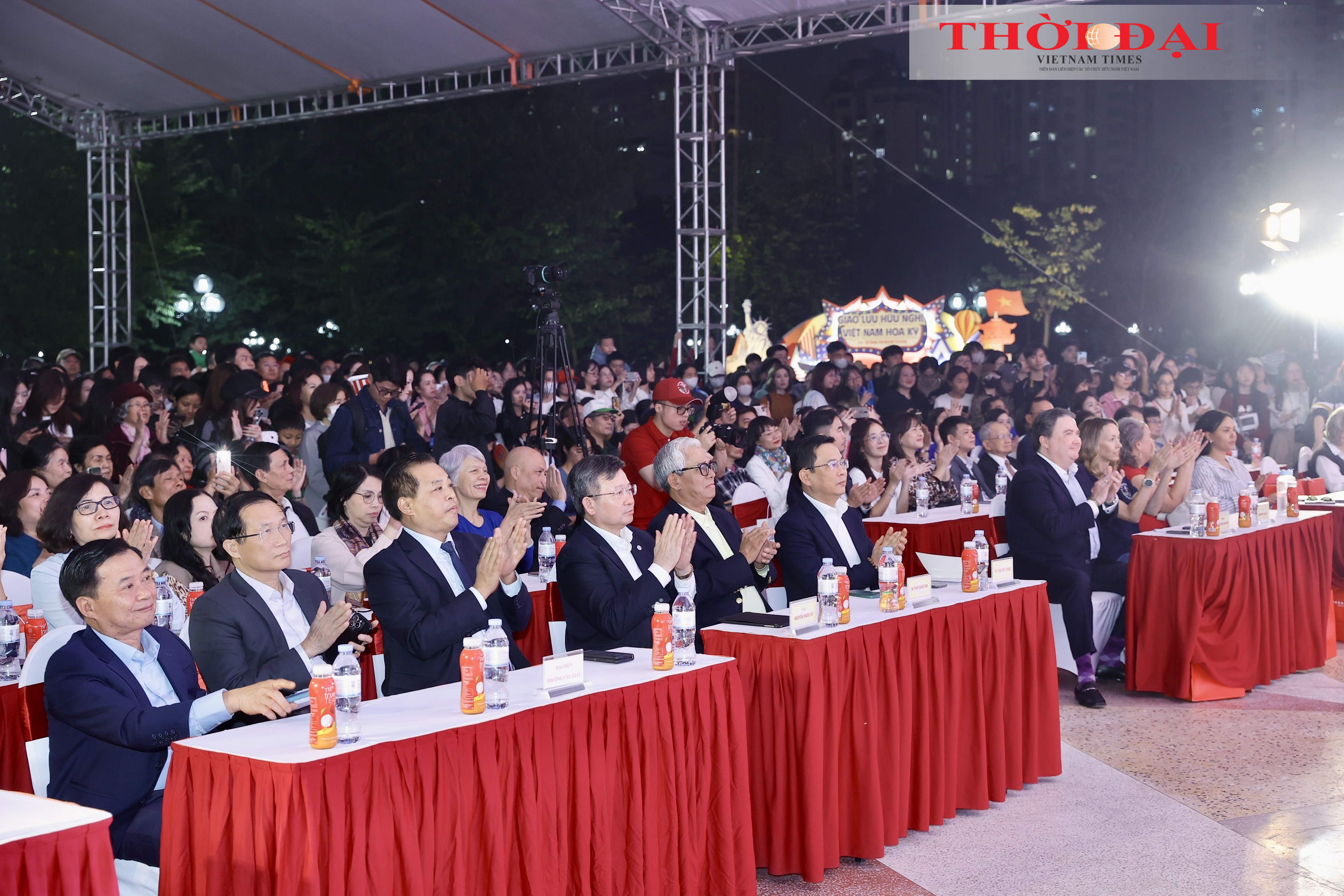 Chương trình Giao lưu hữu nghị Việt Nam - Hoa Kỳ thu hút đông đảo đại biểu, khách quốc tế và người dân Thủ đô. (Ảnh: Đinh Hòa)