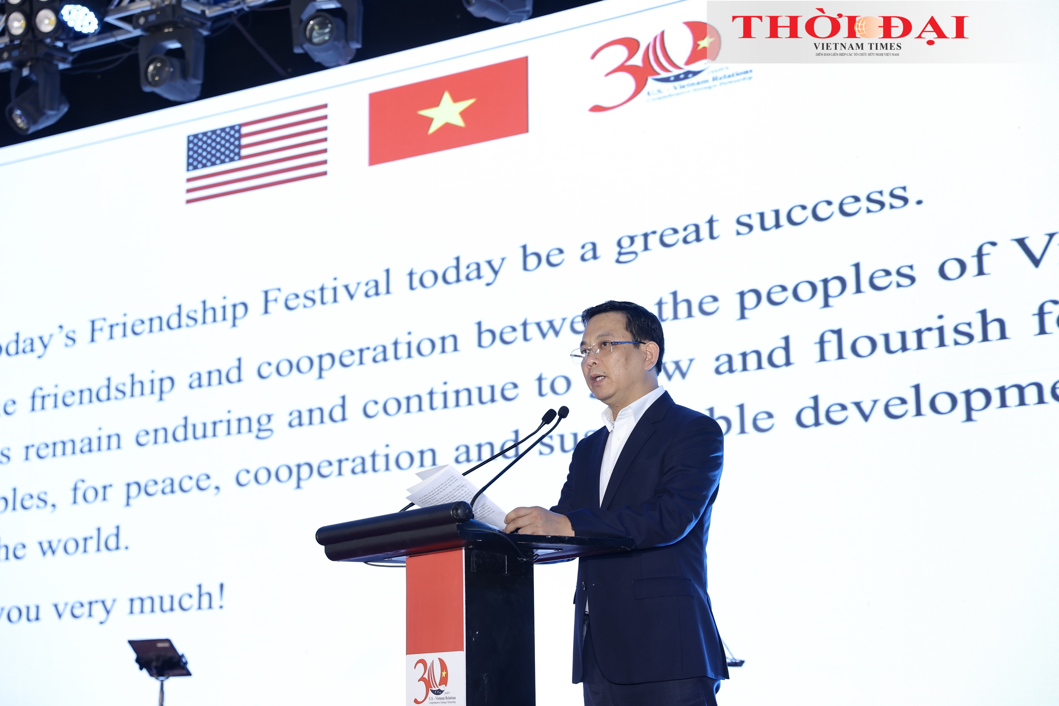 ông Đồng Huy Cương, Phó Chủ tịch Liên hiệp các tổ chức hữu nghị Việt Nam phaát biểu khai mạc chương trình Giao lưu hữu nghị Việt Nam - Hoa Kỳ. (Ảnh: Đinh Hòa)