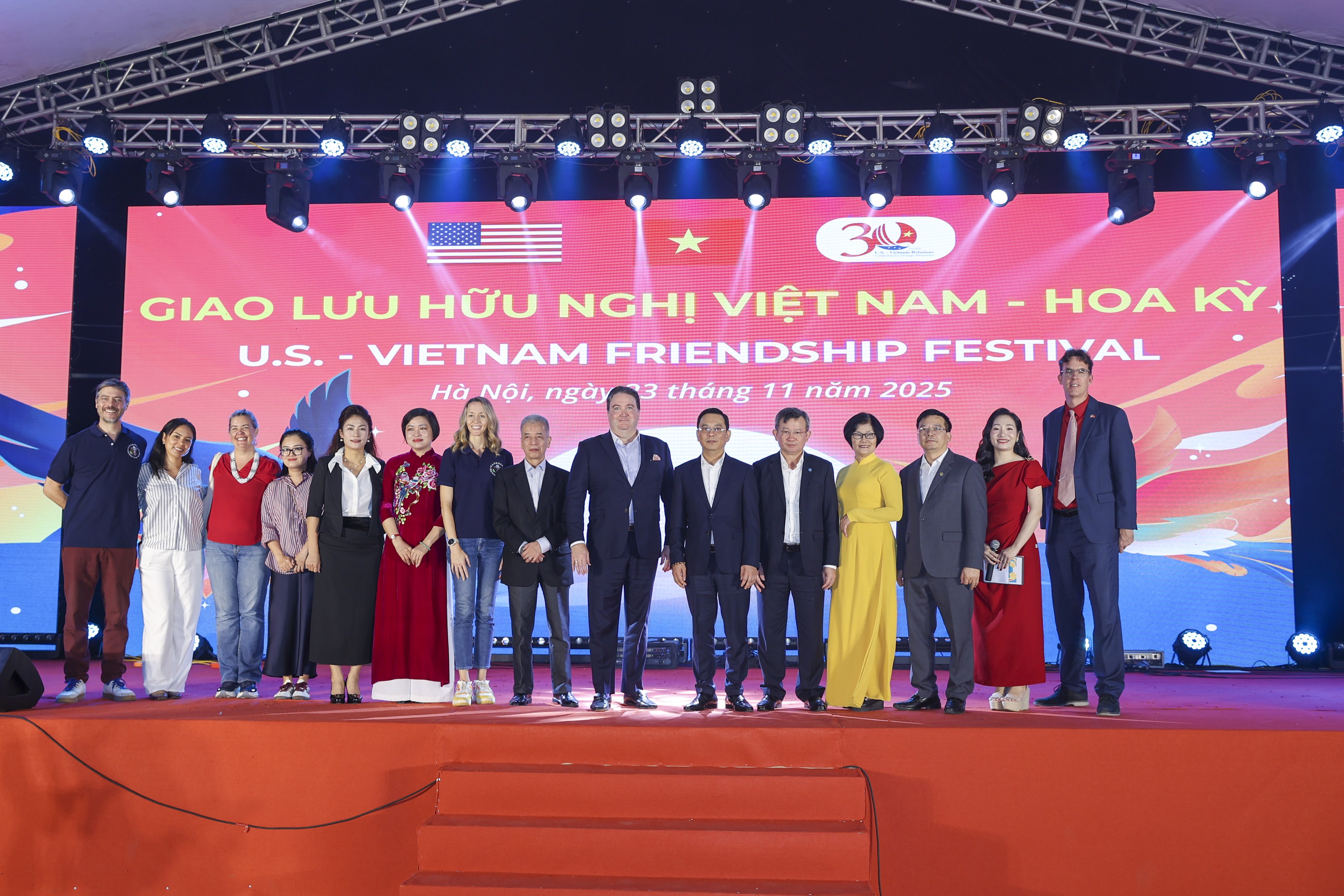 [Ảnh] Sắc màu hữu nghị Việt Nam - Hoa Kỳ giữa lòng Hà Nội