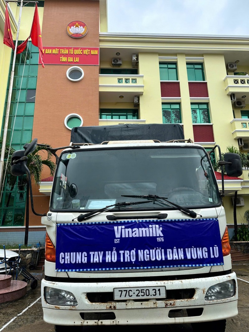 Hình 3a hoặc 3b (báo chọn 1 trong 2 hình): Những chuyến xe dinh dưỡng của Vinamik đã có mặt ở Mặt trận Tổ quốc và cơ quan báo – đài địa phương, kịp thời tiếp ứng dinh dưỡng cho bà con vùng lũ - Ảnh: Vi Nam