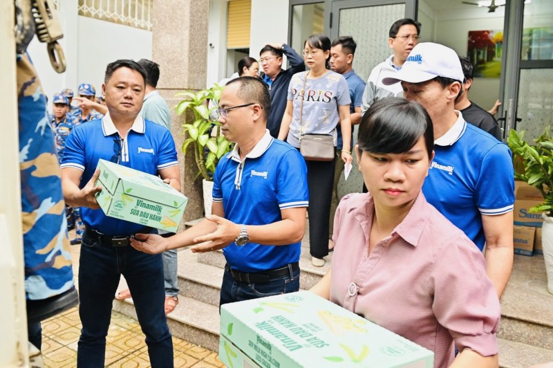 Hình 4a hoặc 4b (báo chọn 1 trong 2 hình): Hàng trăm nghìn sản phẩm dinh dưỡng Vinamilk được anh Nguyễn Xuân Tùng – Giám đốc Kinh doanh miền Trung và các cán bộ công nhân viên Vinamilk kịp thời trao tặng - Ảnh: Vi Nam