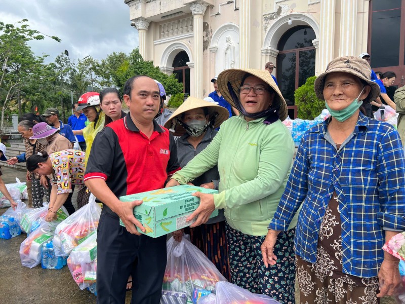 Hình 7a hoặc 7b (báo chọn 1 trong 2 hình): Các sản phẩm dinh dưỡng Vinamilk đã đến tận tay người dân vùng lũ xã Diên Điền, Diên An tỉnh Khánh Hòa - Ảnh: Vi Nam