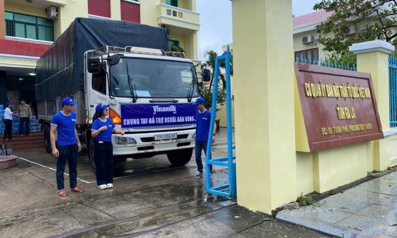 Hình 8: Chuyến xe dinh dưỡng Vinamilk đến với bà con vùng lũ Gia Lai - Ảnh: Vi Nam