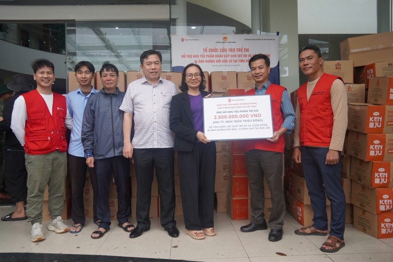 SCI hỗ trợ nhu yếu phẩm khẩn cấp cho hộ gia đình bị ngập lụt tại Đắk Lắk SCI hỗ trợ nhu yếu phẩm khẩn cấp cho hộ gia đình bị ngập lụt tại Đắk Lắk