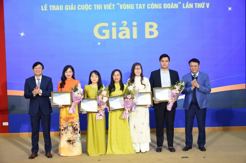 Trao giải B cho các tác giả có tác phẩm xuất sắc. (Ảnh: T.L)