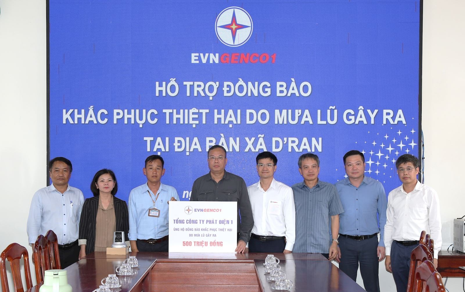 Đại diện lãnh đạo EVNGNECO1 trao tặng kinh phí ủng hộ đồng bào khắc phục thiệt hại do mưa lũ tại xã D'ran, tỉnh Lâm Đồng Đại diện lãnh đạo EVNGNECO1 trao tặng kinh phí ủng hộ đồng bào khắc phục thiệt hại do mưa lũ tại xã D'ran, tỉnh Lâm Đồng