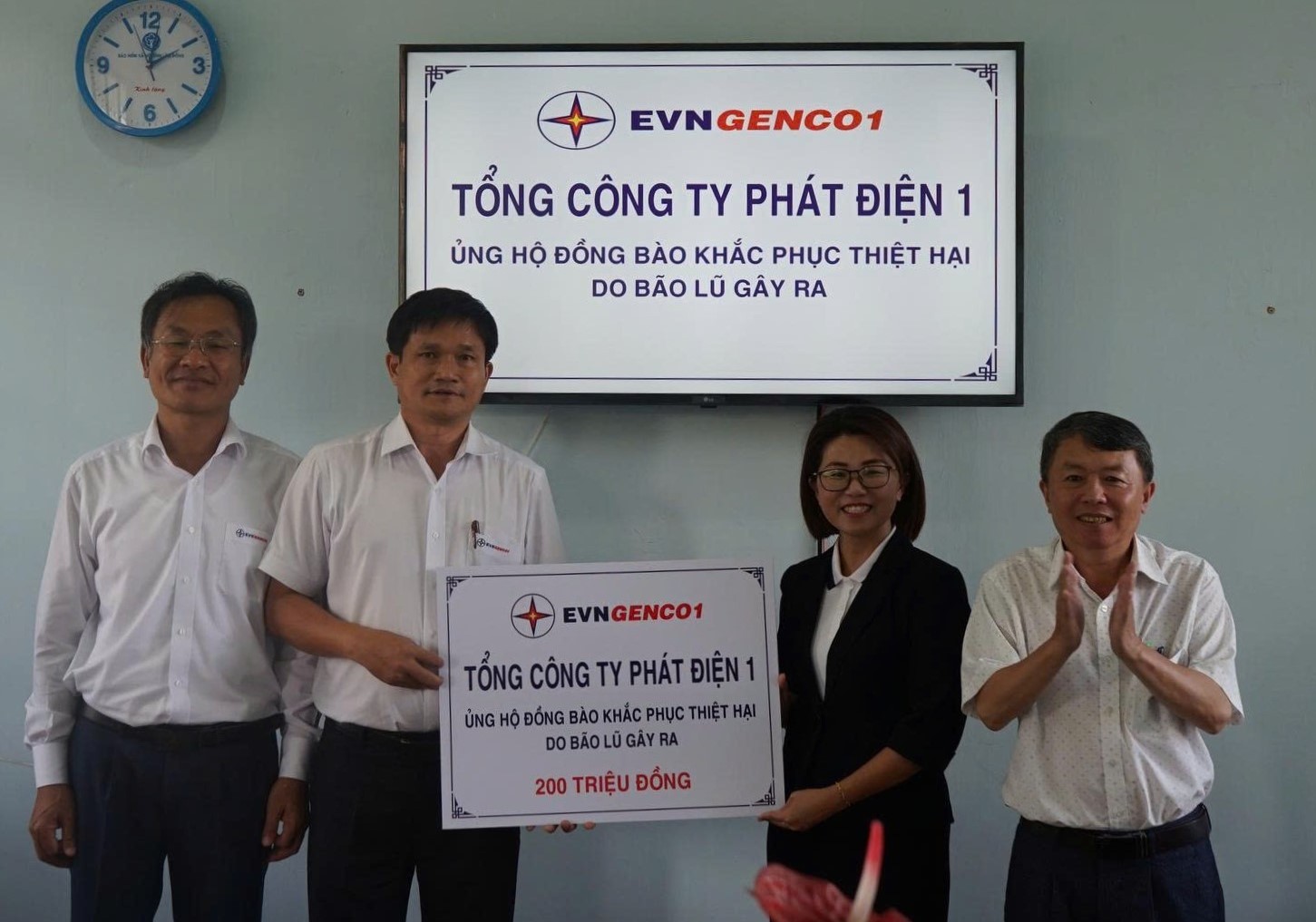 Đại diện lãnh đạo Công ty Thủy điện Đại Ninh trao tặng kinh phí ủng hộ tại xã Tân Hội, tỉnh Lâm Đồng Đại diện lãnh đạo Công ty Thủy điện Đại Ninh trao tặng kinh phí ủng hộ tại xã Tân Hội, tỉnh Lâm Đồng