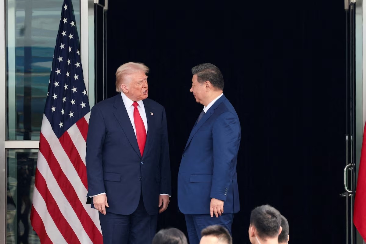 Tổng thống Mỹ Donald Trump và Chủ tịch Trung Quốc Tập Cận Bình trao đổi khi rời cuộc gặp song phương tại Sân bay Quốc tế Gimhae, bên lề Hội nghị Cấp cao APEC ở Busan, Hàn Quốc, ngày 30/10/2025. (Ảnh: Reuters)