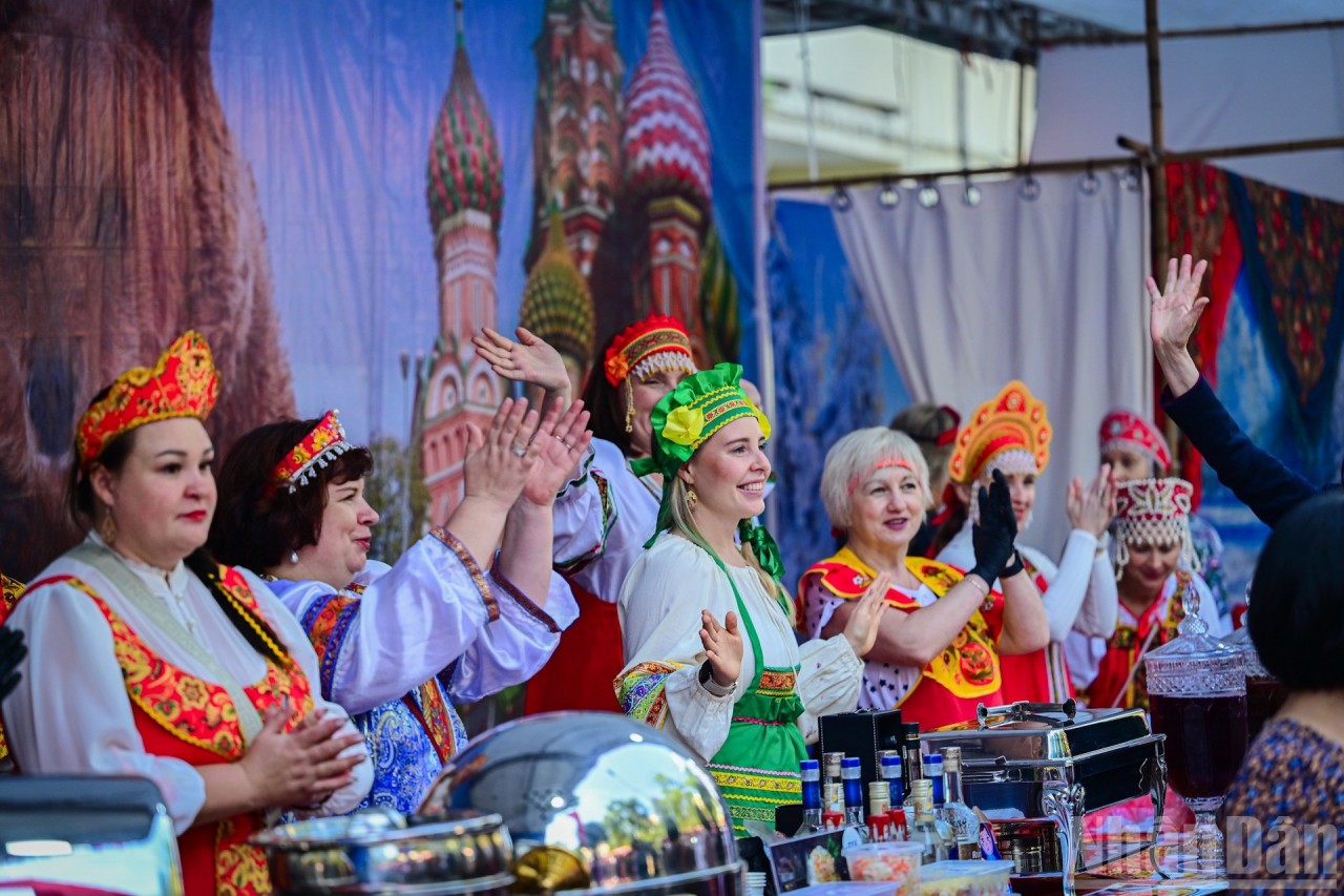 Energetic and engaging Russian friends showcasing the culture and cuisine of their country. (Photo: People's Newspaper) Energetic and engaging Russian friends showcasing the culture and cuisine of their country. (Photo: People's Newspaper)