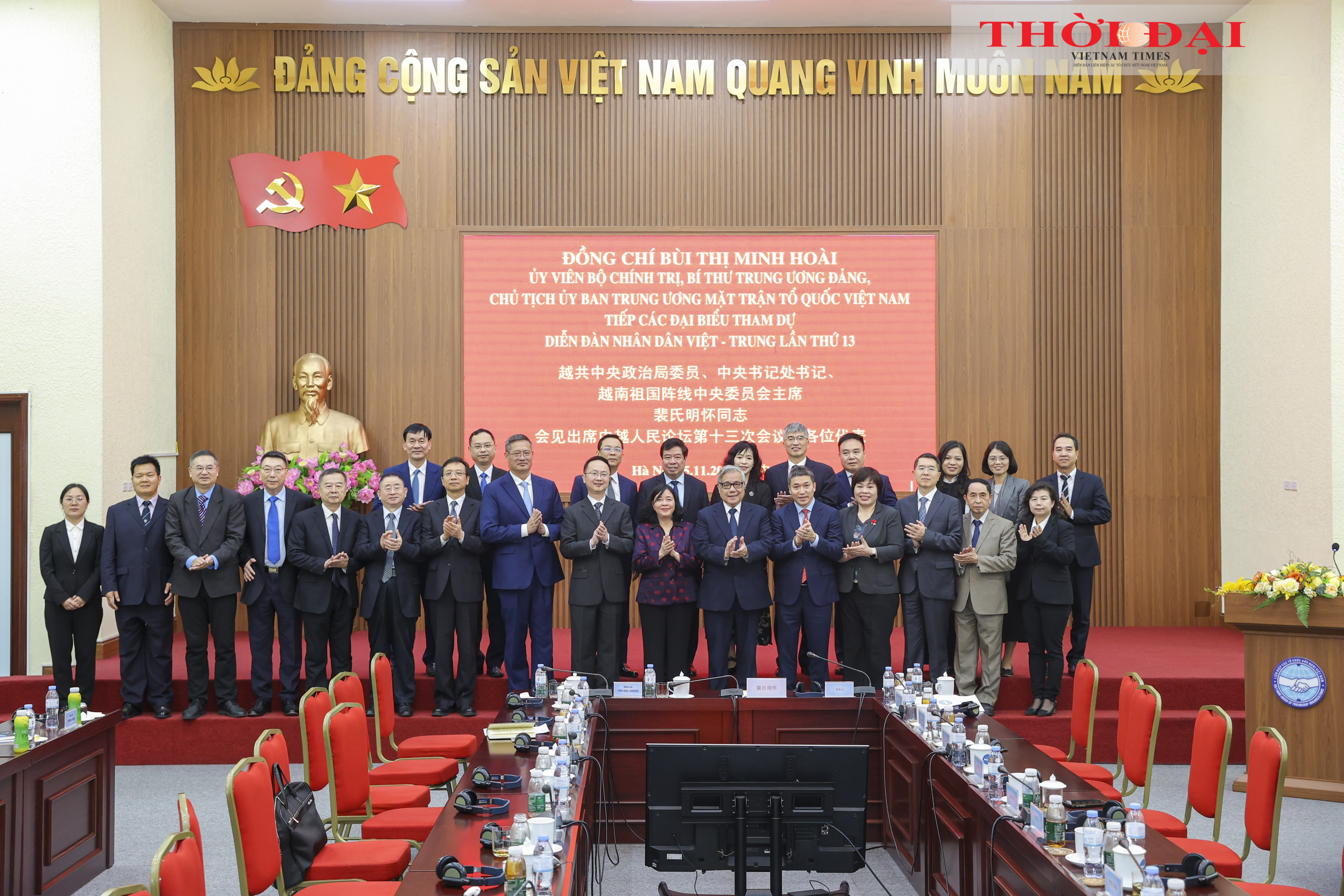 bà Bùi Thị Minh Hoài, Ủy viên Bộ Chính trị, Bí thư Trung ương Đảng, Chủ tịch Ủy ban Trung ương Mặt trận Tổ quốc Việt Nam chụp ảnh lưu niệm cùng các đại biểu chụp ảnh lưu niệm. (Ảnh: Đinh Hòa)