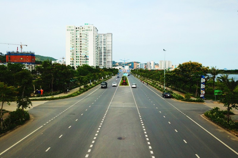 Đường Hoàng Quốc Việt, một trong những con đường đẹp nhất Hạ Long. Ảnh: Internet. Đường Hoàng Quốc Việt, một trong những con đường đẹp nhất Hạ Long. Ảnh: Internet.