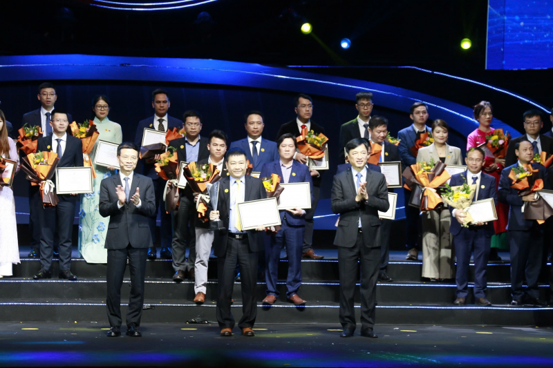 Đại diện TNTech nhận giải thưởng Make in VietNam 2024. Nguồn ảnh: VTV Đại diện TNTech nhận giải thưởng Make in VietNam 2024. Nguồn ảnh: VTV