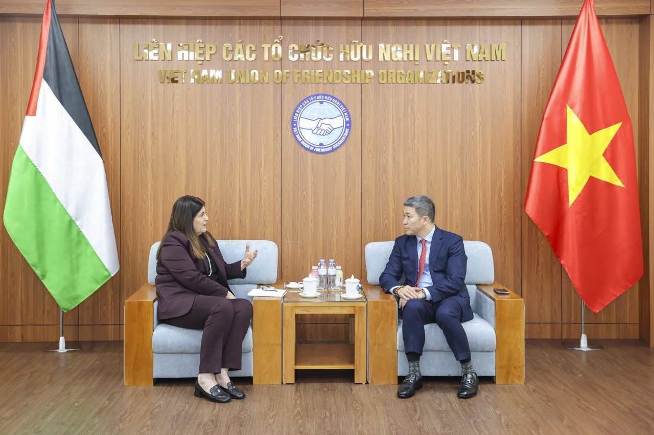Minister of Foreign Affairs and Expatriates of the State of Palestine Varsen Aghabekian Shahin meets with Phan Anh Sơn, President of the Vietnam Union of Friendship Organizations. (Photo: Đinh Hòa) Minister of Foreign Affairs and Expatriates of the State of Palestine Varsen Aghabekian Shahin meets with Phan Anh Sơn, President of the Vietnam Union of Friendship Organizations. (Photo: Đinh Hòa)