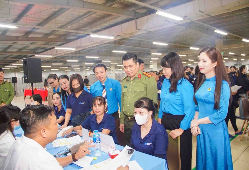 Các đại biểu tham dự chương trình theo dõi quá trình khám bệnh, tư vấn cho công nhân, người lao động. (Ảnh: T.L)