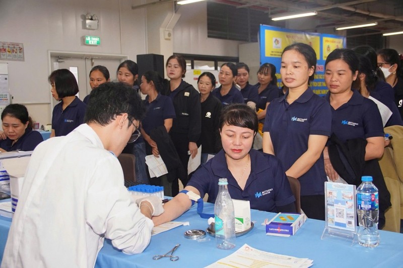 Khám sức khỏe cho công nhân lao động Công ty TNHH May An Nam Matsuoka. (Ảnh: T.L)