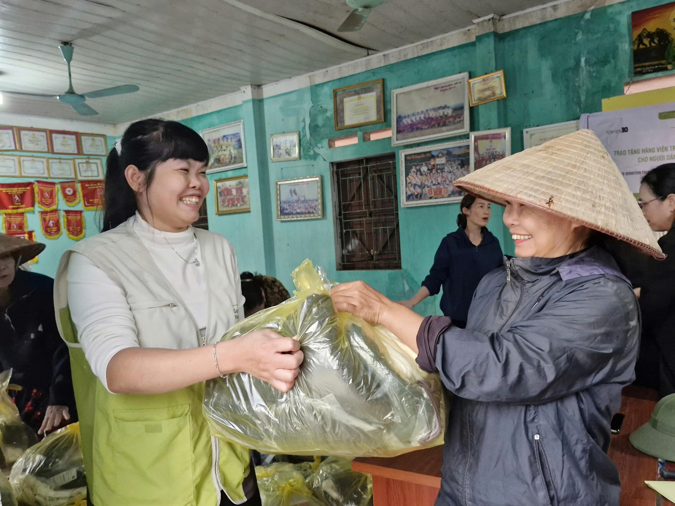 GNI tặng quần áo cho hơn 12.000 người dân xã Thịnh Minh, tỉnh Phú Thọ