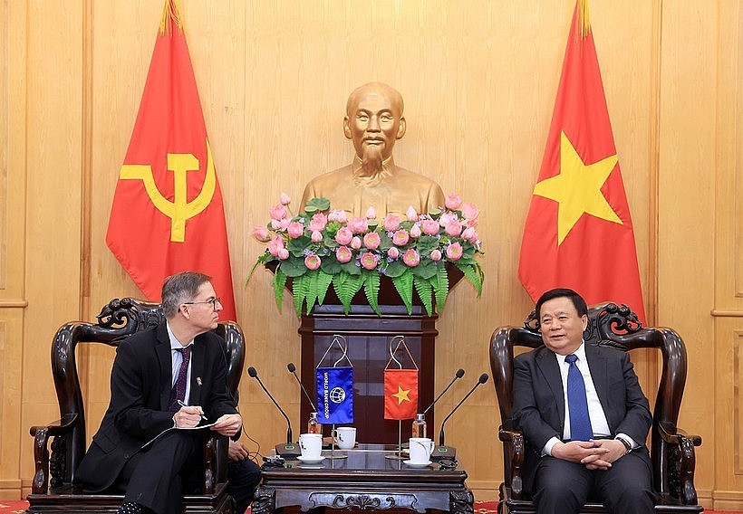 Professor Dr. Nguyen Xuan Thang (right), President of the Ho Chi Minh National Academy of Politics (HCMA) and Chairman of the Central Theory Council, meets with Carlos Felipe Jaramillo, WB Vice President for the East Asia and Pacific Region. (Photo: VNA)