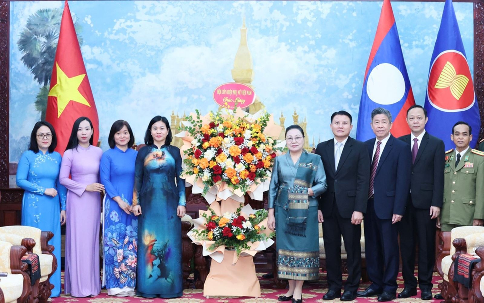 Lan tỏa tinh thần đoàn kết Việt - Lào nhân kỷ niệm Quốc khánh Lào lần thứ 50 Lan tỏa tinh thần đoàn kết Việt - Lào nhân kỷ niệm Quốc khánh Lào lần thứ 50