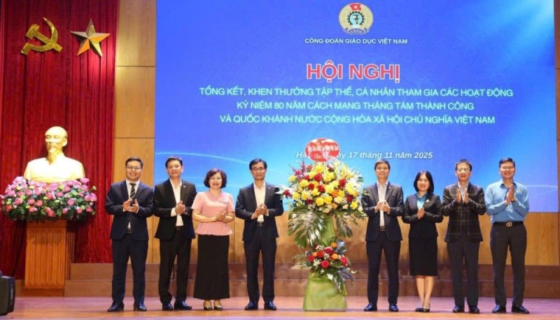Nhiều cá nhân, tập thể xuất sắc được khen thưởng tại hội nghị. (Ảnh: T.L) 
