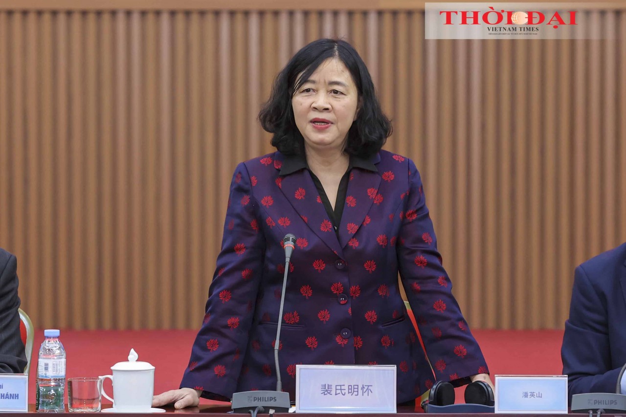 Ms. Bùi Thị Minh Hoài, Politburo Member, Secretary of the Party Central Committee, and President of the Central Committee of the Vietnam Fatherland Front, speaks at the meeting with the delegates attending the 13th Vietnam–China People’s Forum. (Photo: Đinh Hòa) Ms. Bùi Thị Minh Hoài, Politburo Member, Secretary of the Party Central Committee, and President of the Central Committee of the Vietnam Fatherland Front, speaks at the meeting with the delegates attending the 13th Vietnam–China People’s Forum. (Photo: Đinh Hòa)