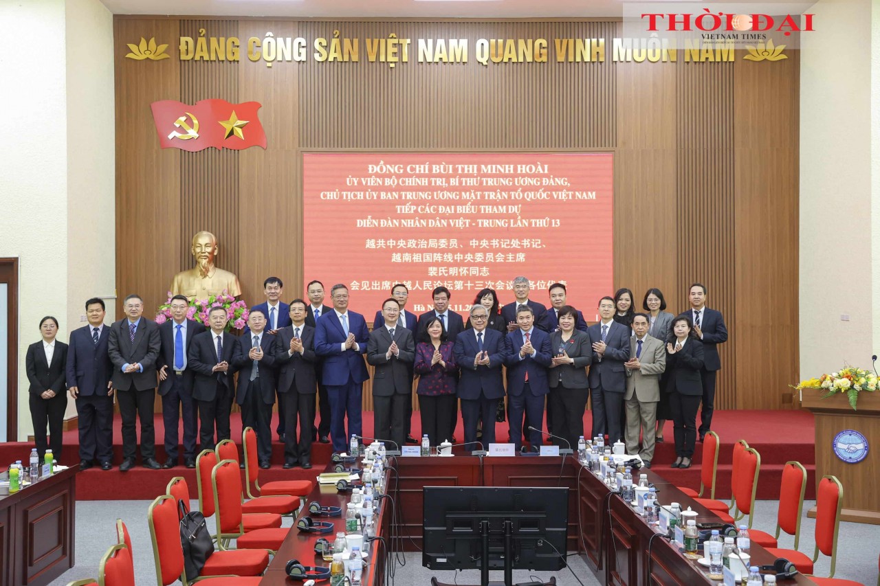 Politburo Member, Secretary of the Party Central Committee, and President of the Central Committee of the Viet Nam Fatherland Front Bui Thi Minh Hoai takes a commemorative photo with the delegates attending the 13th Viet Nam-China People’s Forum. (Photo: Dinh Hoa) Politburo Member, Secretary of the Party Central Committee, and President of the Central Committee of the Viet Nam Fatherland Front Bui Thi Minh Hoai takes a commemorative photo with the delegates attending the 13th Viet Nam-China People’s Forum. (Photo: Dinh Hoa)