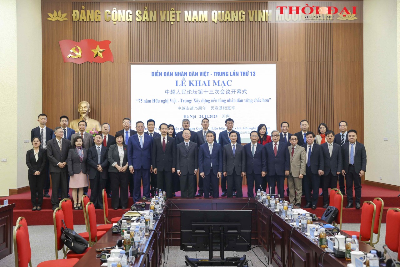 Delegates at the 13th Vietnam–China People’s Forum pose for a commemorative photo. (Photo: Đinh Hòa) Delegates at the 13th Vietnam–China People’s Forum pose for a commemorative photo. (Photo: Đinh Hòa)