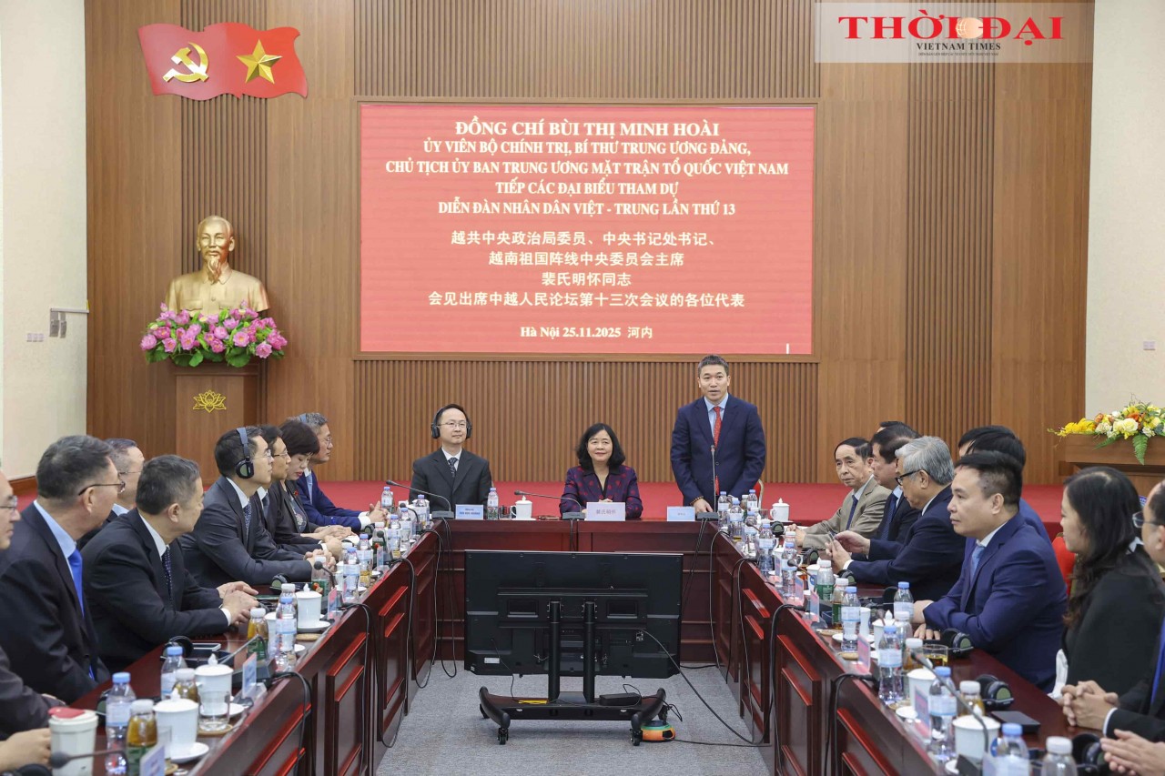 Ms. Bùi Thị Minh Hoài, Politburo Member, Secretary of the Party Central Committee, and President of the Central Committee of the Vietnam Fatherland Front, received the delegates participating in the 13th Vietnam–China People’s Forum. (Photo: Đinh Hòa) Ms. Bùi Thị Minh Hoài, Politburo Member, Secretary of the Party Central Committee, and President of the Central Committee of the Vietnam Fatherland Front, received the delegates participating in the 13th Vietnam–China People’s Forum. (Photo: Đinh Hòa)
