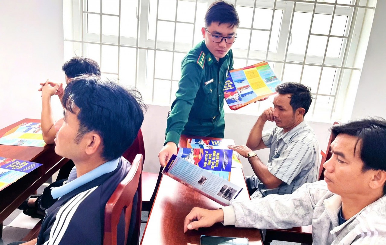 Officers of the Thanh Hai Border Guard Station brief fishermen on legal regulations related to fisheries exploitation. (Photo: Khanh Hoa Border Guard Command)