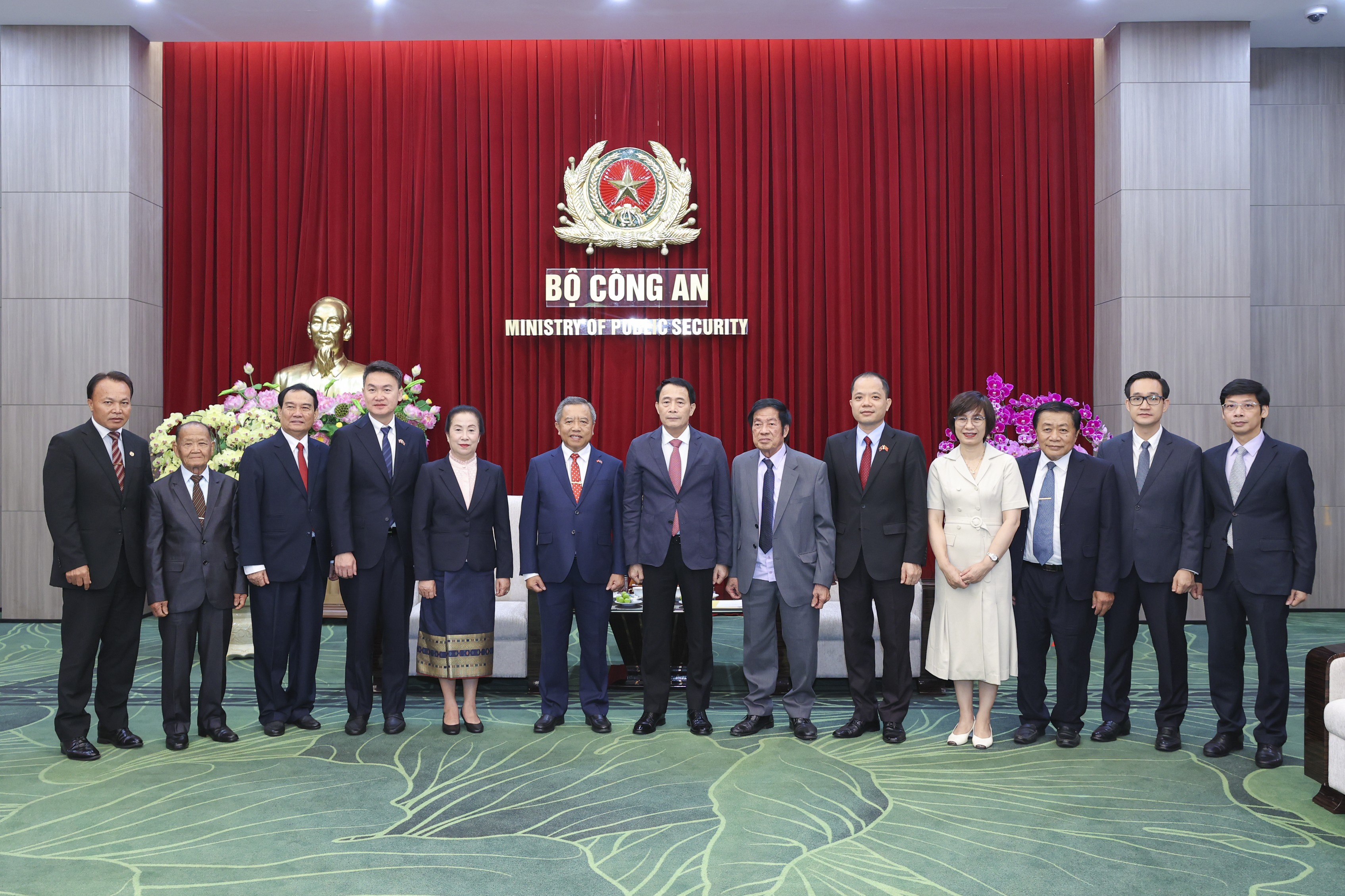 Chủ tịch Hội hữu nghị Việt Nam - Lào trong công an nhân dân tiếp đoàn Hội Hữu nghị Lào - Việt Nam Chủ tịch Hội hữu nghị Việt Nam - Lào trong công an nhân dân tiếp đoàn Hội Hữu nghị Lào - Việt Nam