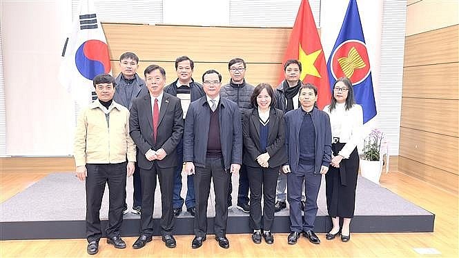 The VGCL delegation and officials of the Vietnamese Embassy in the RoK in a group photo. (Photo: VNA) The VGCL delegation and officials of the Vietnamese Embassy in the RoK in a group photo. (Photo: VNA)