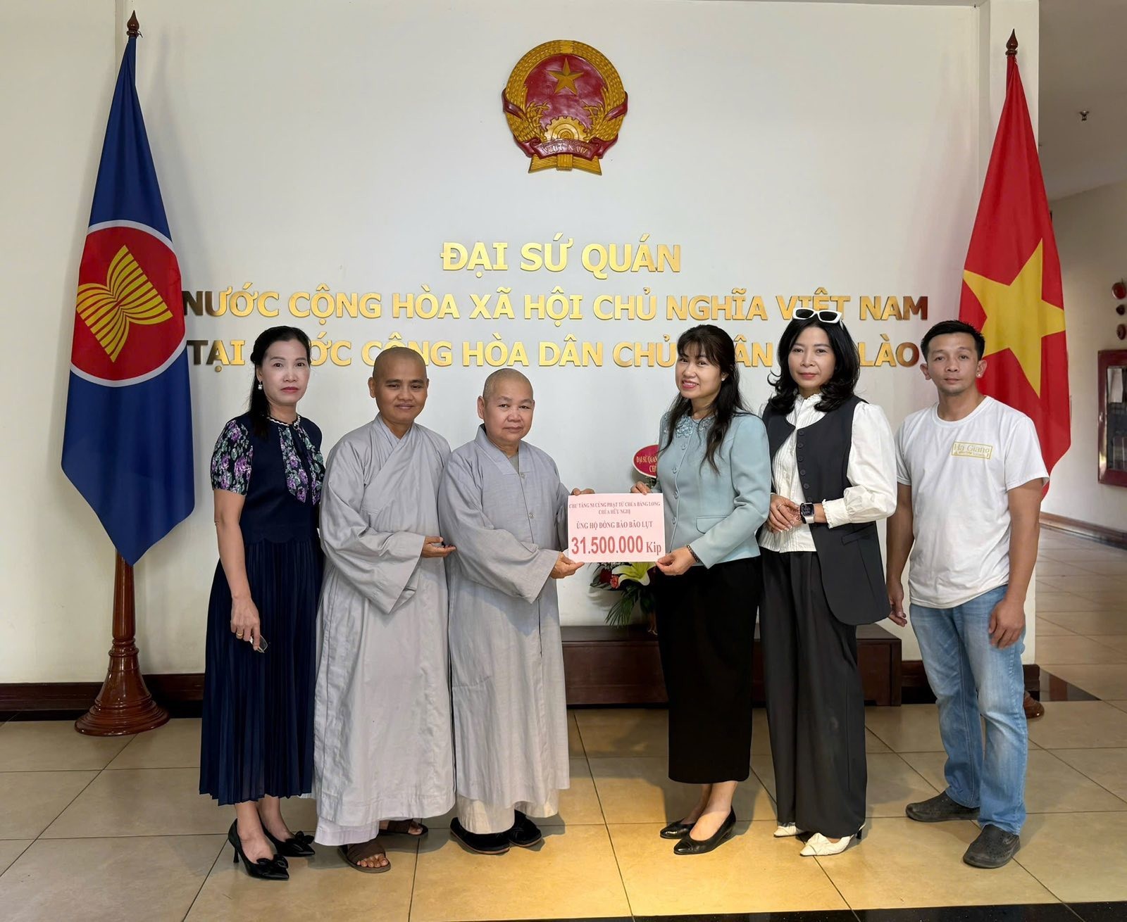 Đại sứ quán Việt Nam tại Lào tiếp nhận ủng hộ của cộng đồng người Việt tại Lào 