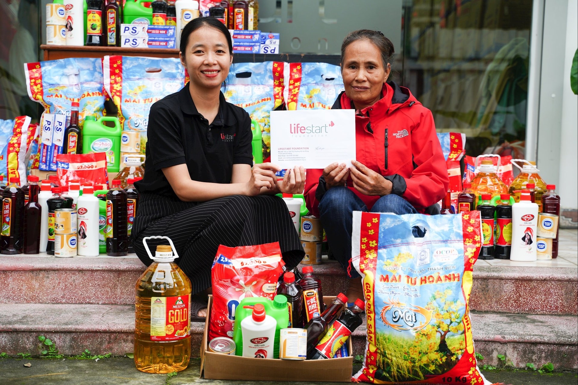 Đại diện Lifestart Foundation trao quà gia đình thuộc đối tượng của dự án Hỗ trợ học bổng cho học sinh học giỏi có hoàn cảnh khó khăn. Ảnh: L.F